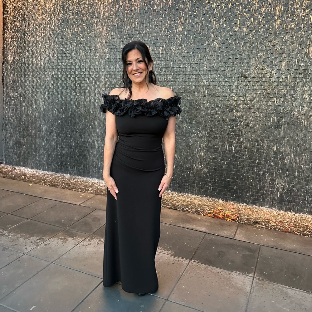 Black gown - Picture 5 of 5
